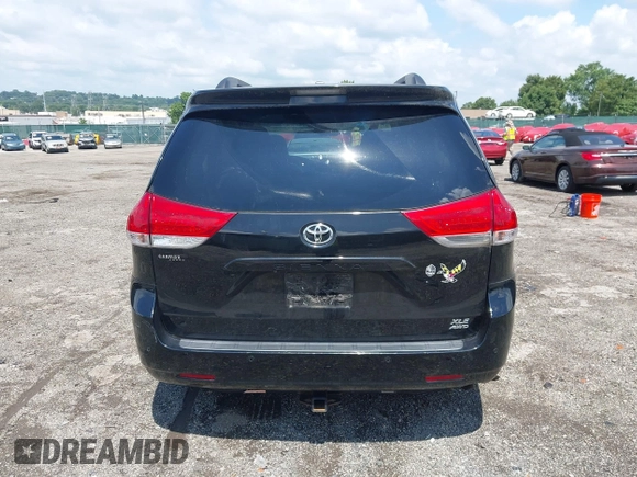 2013 Toyota Sienna XLE z VIN 5TDDK3DC8DS064047, wystawiony jako IAAI lot #42755455 z przebiegiem 143 604 mil mil oraz . Historia ofert i sprzedaży dostępna na DreamBid. Obrazek 16.