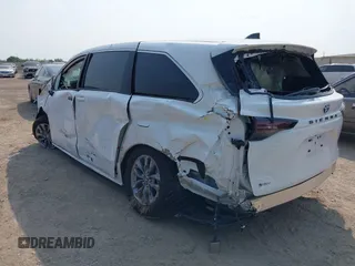 2025 Toyota Sienna LE z VIN 5TDKRKEC8SS245934, wystawiony jako IAAI lot #42274195 z przebiegiem 4 933 mil mil oraz . Historia ofert i sprzedaży dostępna na DreamBid. Obrazek 3.