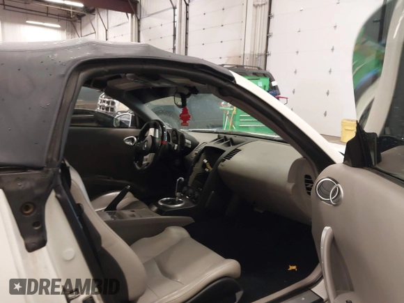 2005 Nissan 350Z Touring with VIN JN1AZ36A45M754923, listed as a IAAI auction lot 41720671 with 124,916 mi miles. Bid and sale history available at carsss.com. Image 5.
