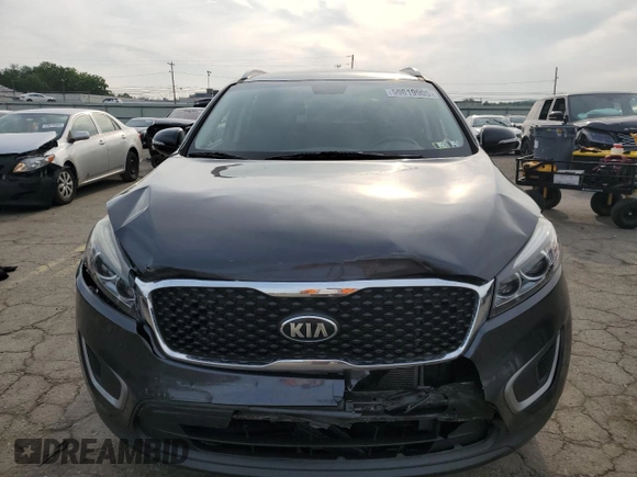 2017 Kia Sorento LX z VIN 5XYPGDA33HG333664, wystawiony jako Copart lot #59619905 z przebiegiem 76 439 mil mil oraz Szkoda całkowita • Salvage title. Historia ofert i sprzedaży dostępna na DreamBid. Obrazek 5.