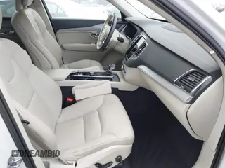 2022 Volvo XC90 Momentum z VIN YV4102PK2N1781156, wystawiony jako IAAI lot #42179872 z przebiegiem 44 928 mil mil oraz . Historia ofert i sprzedaży dostępna na DreamBid. Obrazek 5.