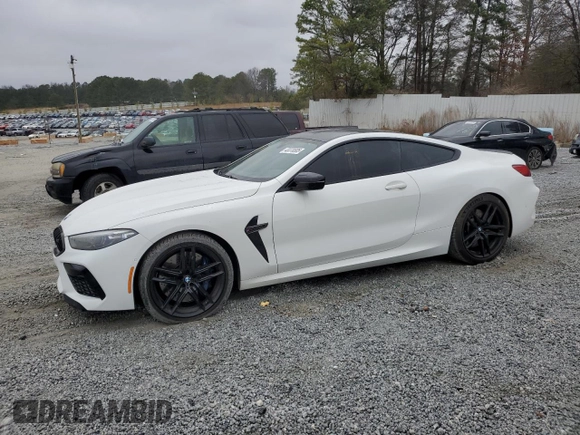 2020 BMW M8 z VIN WBSAE0C09LCD76941, wystawiony jako Copart lot #43378505 z przebiegiem 67 146 mil mil oraz Czysty tytuł • Clean title. Historia ofert i sprzedaży dostępna na DreamBid. Obrazek 1.
