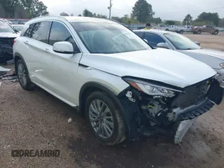 2023 Infiniti QX50 Luxe z VIN 3PCAJ5BA3PF114574, wystawiony jako IAAI lot #40764646 z przebiegiem 25 803 mil mil oraz . Historia ofert i sprzedaży dostępna na DreamBid. Obrazek 1.