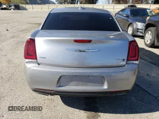 2018 Chrysler 300 S z VIN 2C3CCAGG8JH267272, wystawiony jako Copart lot #49331875 z przebiegiem 70 691 mil mil oraz Szkoda całkowita • Salvage title. Historia ofert i sprzedaży dostępna na DreamBid. Obrazek 6.