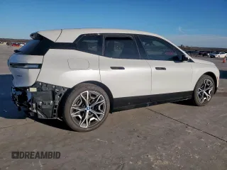 2024 BMW iX xDrive50 z VIN WB523CF08RCP70639, wystawiony jako Copart lot #46369565 z przebiegiem 13 783 mil mil oraz Czysty tytuł • Clean title. Historia ofert i sprzedaży dostępna na DreamBid. Obrazek 3.