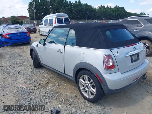 2012 MINI Convertible z VIN WMWZN3C51CT265186, wystawiony jako IAAI lot #42556739 z przebiegiem 118 747 mil mil oraz . Historia ofert i sprzedaży dostępna na DreamBid. Obrazek 3.