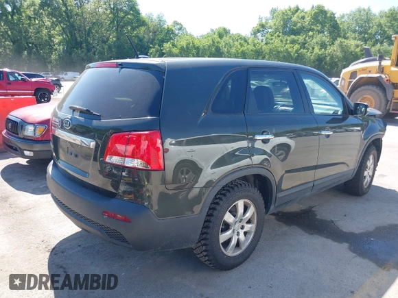 2012 Kia Sorento LX z VIN 5XYKT3A15CG191986, wystawiony jako IAAI lot #42261039 z przebiegiem 161 816 mil mil oraz . Historia ofert i sprzedaży dostępna na DreamBid. Obrazek 4.