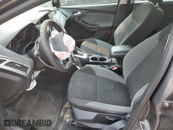 2014 Ford Focus SE z VIN 1FADP3K29EL187201, wystawiony jako Copart lot #59125805 z przebiegiem Nie podano mil oraz Szkoda całkowita • Salvage title. Historia ofert i sprzedaży dostępna na DreamBid. Obrazek 7.