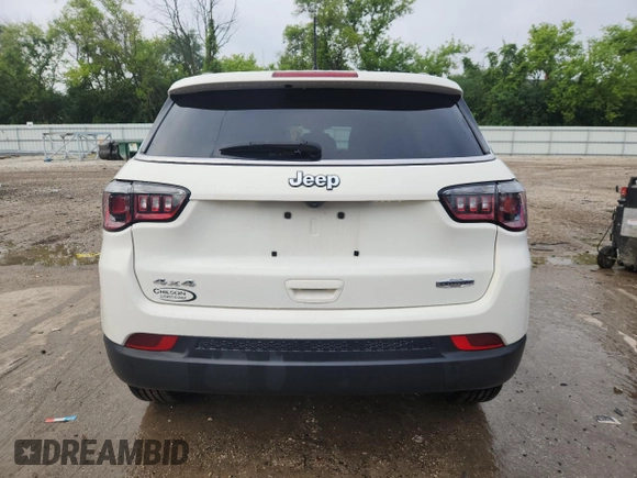 2018 Jeep Compass Latitude z VIN 3C4NJDBB2JT180742, wystawiony jako Copart lot #62355465 z przebiegiem 63 603 mil mil oraz Czysty tytuł • Clean title. Historia ofert i sprzedaży dostępna na DreamBid. Obrazek 6.