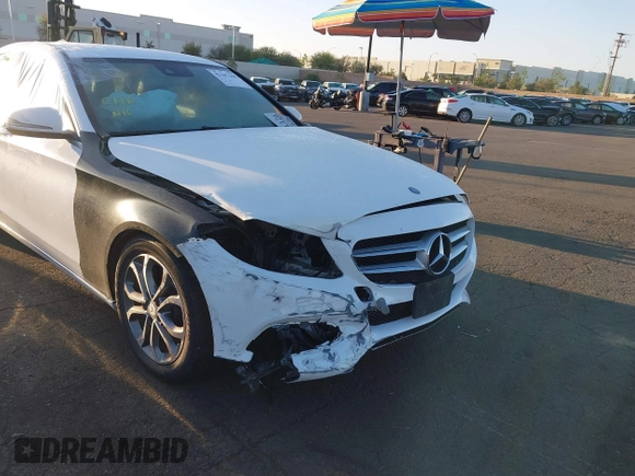 2017 Mercedes-Benz C 300 z VIN 55SWF4JB7HU200532, wystawiony jako IAAI lot #42207648 z przebiegiem 132 247 mil mil oraz . Historia ofert i sprzedaży dostępna na DreamBid. Obrazek 6.