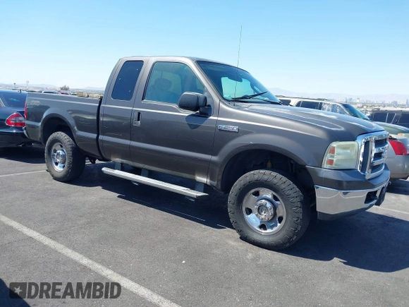 2006 Ford F-250 XL z VIN 1FTSX21516EC97026, wystawiony jako IAAI lot #41991940 z przebiegiem 169 841 mil mil oraz . Historia ofert i sprzedaży dostępna na DreamBid. Obrazek 13.