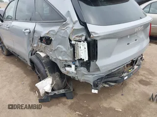 2023 Kia Sorento SX z VIN 5XYRKDLF0PG227203, wystawiony jako IAAI lot #42269412 z przebiegiem 22 641 mil mil oraz . Historia ofert i sprzedaży dostępna na DreamBid. Obrazek 6.
