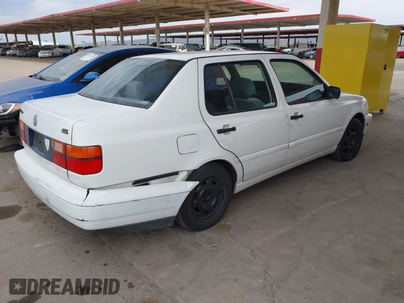 1998 Volkswagen Jetta z VIN 3VWRB81H5WM156431, wystawiony jako IAAI lot #42042282 z przebiegiem 92 995 mil mil oraz . Historia ofert i sprzedaży dostępna na DreamBid. Obrazek 4.