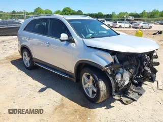 2015 Kia Sorento LX z VIN 5XYKTCA68FG641582, wystawiony jako IAAI lot #42063254 z przebiegiem 159 125 mil mil oraz . Historia ofert i sprzedaży dostępna na DreamBid. Obrazek 1.