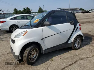 2009 Smart fortwo Passion z VIN WMEEK31XX9K279585, wystawiony jako Copart lot #64770805 z przebiegiem Nie podano mil oraz Szkoda całkowita • Salvage title. Historia ofert i sprzedaży dostępna na DreamBid. Obrazek 1.