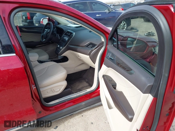 2018 Lincoln MKC Reserve with VIN 5LMCJ3C90JUL14515, listed as a IAAI auction lot 41361314 with 33,556 mi miles and . Bid and sale history available at DreamBid. Image 5.