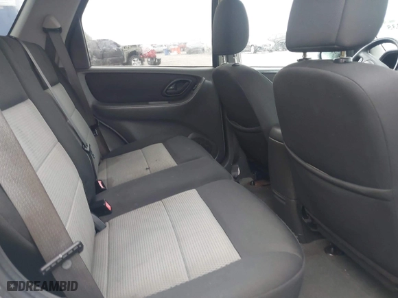 2007 Ford Escape XLT with VIN 1FMYU03177KB90563, listed as a IAAI auction lot 41566335 with 166,233 mi miles. Bid and sale history available at carsss.com. Image 8.