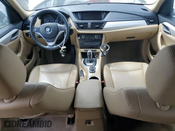 2015 BMW X1 sDrive28i z VIN WBAVM1C55FV317854, wystawiony jako Copart lot #52201705 z przebiegiem 86 015 mil mil oraz Szkoda całkowita • Salvage title. Historia ofert i sprzedaży dostępna na DreamBid. Obrazek 8.