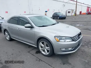 2014 Volkswagen Passat SEL Premium z VIN 1VWCN7A31EC036329, wystawiony jako IAAI lot #42294774 z przebiegiem 201 122 mil mil oraz . Historia ofert i sprzedaży dostępna na DreamBid. Obrazek 1.