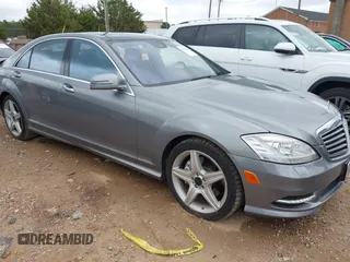 2011 Mercedes-Benz S 550 z VIN WDDNG8GB8BA366802, wystawiony jako IAAI lot #42318526 z przebiegiem 165 724 mil mil oraz . Historia ofert i sprzedaży dostępna na DreamBid. Obrazek 1.