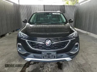 2021 Buick Encore GX Essence z VIN KL4MMFSL2MB153547, wystawiony jako Copart lot #64691745 z przebiegiem 126 665 mil mil oraz Czysty tytuł • Clean title. Historia ofert i sprzedaży dostępna na DreamBid. Obrazek 5.
