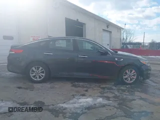 2016 Kia Optima LX z VIN 5XXGT4L34GG020666, wystawiony jako IAAI lot #41406265 z przebiegiem 173 645 mil mil oraz . Historia ofert i sprzedaży dostępna na DreamBid. Obrazek 13.