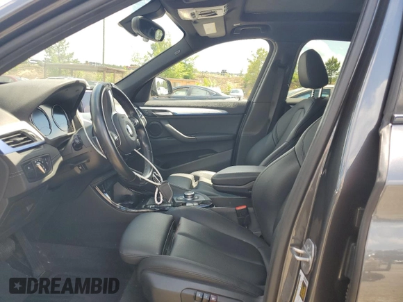 2021 BMW X1 sDrive28i z VIN WBXJG7C00M5T64693, wystawiony jako Copart lot #54013925 z przebiegiem 26 075 mil mil oraz Szkody całkowita. Historia ofert i sprzedaży dostępna na DreamBid. Obrazek 7.