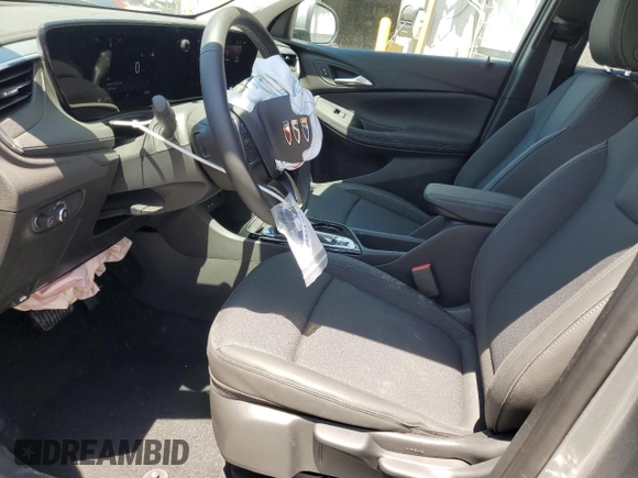 2025 Buick Encore GX Preferred с VIN KL4AMBSL0SB199984, выставлен на аукционе Copart как лот 58047645 с пробегом 1 568 миль миль и Чистый • Clean title. История ставок и продаж доступна на DreamBid. Изображение 7.