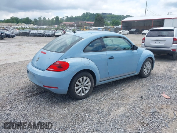 2015 Volkswagen Beetle Fleet Edition z VIN 3VWF17AT5FM611508, wystawiony jako IAAI lot #42441498 z przebiegiem 98 536 mil mil oraz . Historia ofert i sprzedaży dostępna na DreamBid. Obrazek 4.