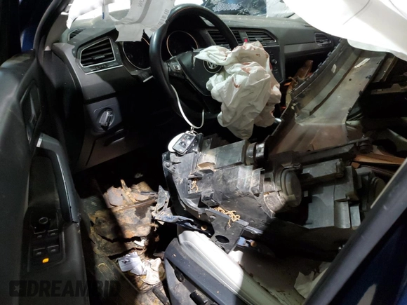2018 Volkswagen Tiguan SEL with VIN 3VV3B7AX7JM055203, listed as a Copart auction lot 51358485 with 61,352 mi miles and Salvage Title. Bid and sale history available at DreamBid. Image 8.