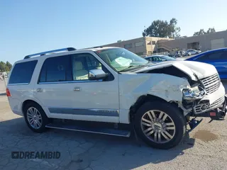 2008 Lincoln Navigator z VIN 5LMFU28538LJ10893, wystawiony jako IAAI lot #42204037 z przebiegiem 138 229 mil mil oraz . Historia ofert i sprzedaży dostępna na DreamBid. Obrazek 13.