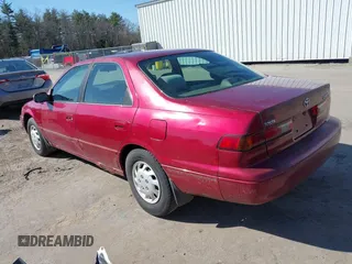 1998 Toyota Camry LE z VIN 4T1BG22K9WU367829, wystawiony jako IAAI lot #41820041 z przebiegiem 226 699 mil mil oraz . Historia ofert i sprzedaży dostępna na DreamBid. Obrazek 3.
