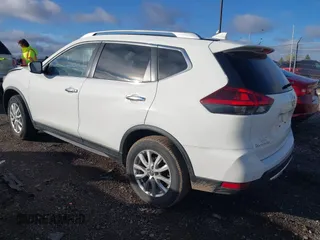 2020 Nissan Rogue SV z VIN JN8AT2MV3LW138117, wystawiony jako IAAI lot #41902231 z przebiegiem 131 746 mil mil oraz . Historia ofert i sprzedaży dostępna na DreamBid. Obrazek 3.