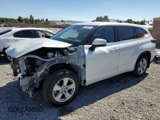 2022 Toyota Highlander LE z VIN 5TDZZRAHXNS129437, wystawiony jako Copart lot #56480265 z przebiegiem 9 506 mil mil oraz Szkoda całkowita • Salvage title. Historia ofert i sprzedaży dostępna na DreamBid. Obrazek 1.