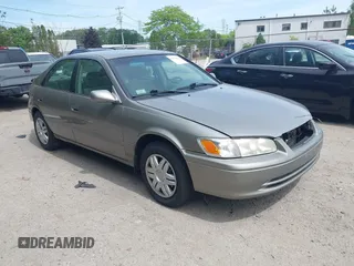 2001 Toyota Camry CE z VIN 4T1BG22K51U032141, wystawiony jako IAAI lot #42332835 z przebiegiem 143 313 mil mil oraz . Historia ofert i sprzedaży dostępna na DreamBid. Obrazek 1.