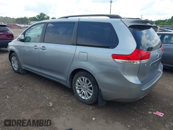 2011 Toyota Sienna XLE AAS z VIN 5TDYK3DC7BS067407, wystawiony jako IAAI lot #42312520 z przebiegiem 175 945 mil mil oraz . Historia ofert i sprzedaży dostępna na DreamBid. Obrazek 3.