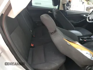 2018 Ford Focus SE z VIN 1FADP3F29JL272804, wystawiony jako Copart lot #49612625 z przebiegiem Nie podano mil oraz Czysty tytuł • Clean title. Historia ofert i sprzedaży dostępna na DreamBid. Obrazek 10.