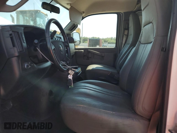 2020 GMC Savana Cargo z VIN 1GTW7AFP1L1148544, wystawiony jako Copart lot #77503334 z przebiegiem 125 497 mil mil oraz Czysty tytuł • Clean title. Historia ofert i sprzedaży dostępna na DreamBid. Obrazek 7.