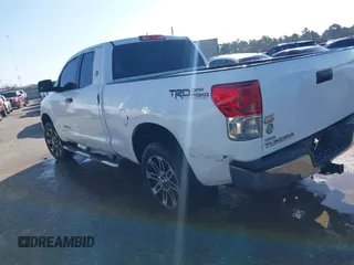 2013 Toyota Tundra z VIN 5TFRM5F14DX061244, wystawiony jako IAAI lot #41565473 z przebiegiem 253 238 mil mil oraz . Historia ofert i sprzedaży dostępna na DreamBid. Obrazek 3.
