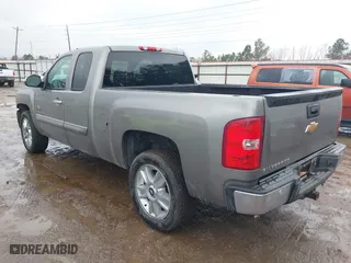 2013 Chevrolet Silverado 1500 LT with VIN 1GCRCSE08DZ119936, listed as a IAAI auction lot 41464530 with 215,080 mi miles. Bid and sale history available at carsss.com. Image 3.