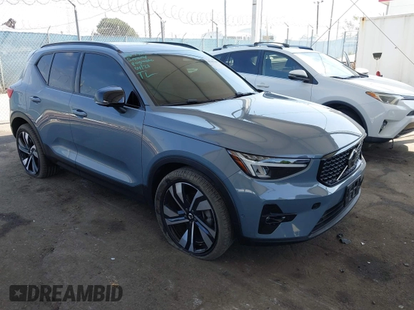 2023 Volvo XC40 Ultimate Dark Theme z VIN YV4L12UX9P2952245, wystawiony jako IAAI lot #42205666 z przebiegiem 19 952 mil mil oraz . Historia ofert i sprzedaży dostępna na DreamBid. Obrazek 1.