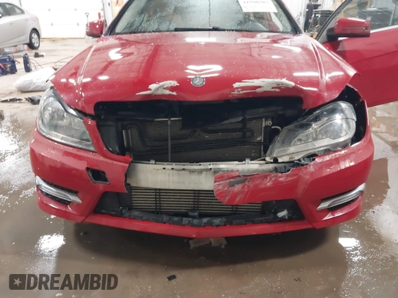 2013 Mercedes-Benz C 250 z VIN WDDGJ4HB4DG043607, wystawiony jako IAAI lot #41598783 z przebiegiem 96 031 mil mil oraz . Historia ofert i sprzedaży dostępna na DreamBid. Obrazek 6.