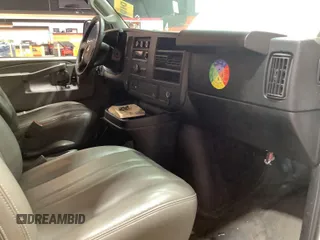2017 Chevrolet Express Cargo z VIN 1GCWGBFF2H1177944, wystawiony jako IAAI lot #42596518 z przebiegiem 138 429 mil mil oraz . Historia ofert i sprzedaży dostępna na DreamBid. Obrazek 7.