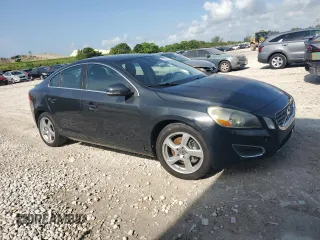 2013 Volvo S60 T5 Premier z VIN YV1612FS8D2185589, wystawiony jako Copart lot #58694315 z przebiegiem 130 091 mil mil oraz Czysty tytuł • Clean title. Historia ofert i sprzedaży dostępna na DreamBid. Obrazek 4.