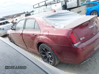 2020 Chrysler 300 S z VIN 2C3CCABT0LH233849, wystawiony jako IAAI lot #40689077 z przebiegiem 77 405 mil mil oraz . Historia ofert i sprzedaży dostępna na DreamBid. Obrazek 14.