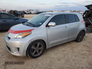 2014 Scion xD z VIN JTKKUPB41E1043813, wystawiony jako Copart lot #45337855 z przebiegiem 250 222 mil mil oraz Szkody całkowita. Historia ofert i sprzedaży dostępna na DreamBid. Obrazek 1.