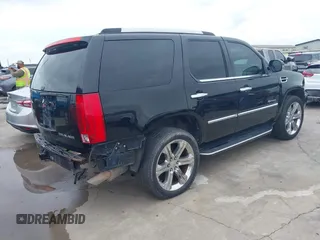 2013 Cadillac Escalade Luxury z VIN 1GYS3BEFXDR127777, wystawiony jako IAAI lot #42390040 z przebiegiem 206 852 mil mil oraz . Historia ofert i sprzedaży dostępna na DreamBid. Obrazek 4.