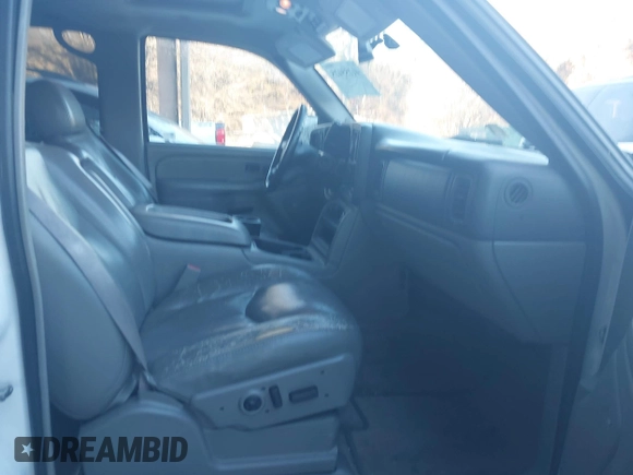 2005 Chevrolet Suburban Z71 with VIN 3GNFK16Z35G264713, listed as a IAAI auction lot 41255425 with 237,805 mi miles. Bid and sale history available at carsss.com. Image 5.