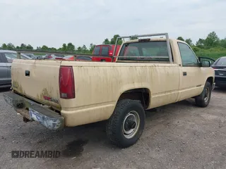 1995 GMC Sierra 3500 z VIN 1GTGC34K2SE536473, wystawiony jako IAAI lot #42487739 z przebiegiem 81 910 mil mil oraz . Historia ofert i sprzedaży dostępna na DreamBid. Obrazek 4.