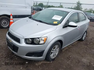 2014 Chevrolet Sonic LT z VIN 1G1JC5SH7E4131057, wystawiony jako IAAI lot #42468937 z przebiegiem 33 958 mil mil oraz . Historia ofert i sprzedaży dostępna na DreamBid. Obrazek 2.